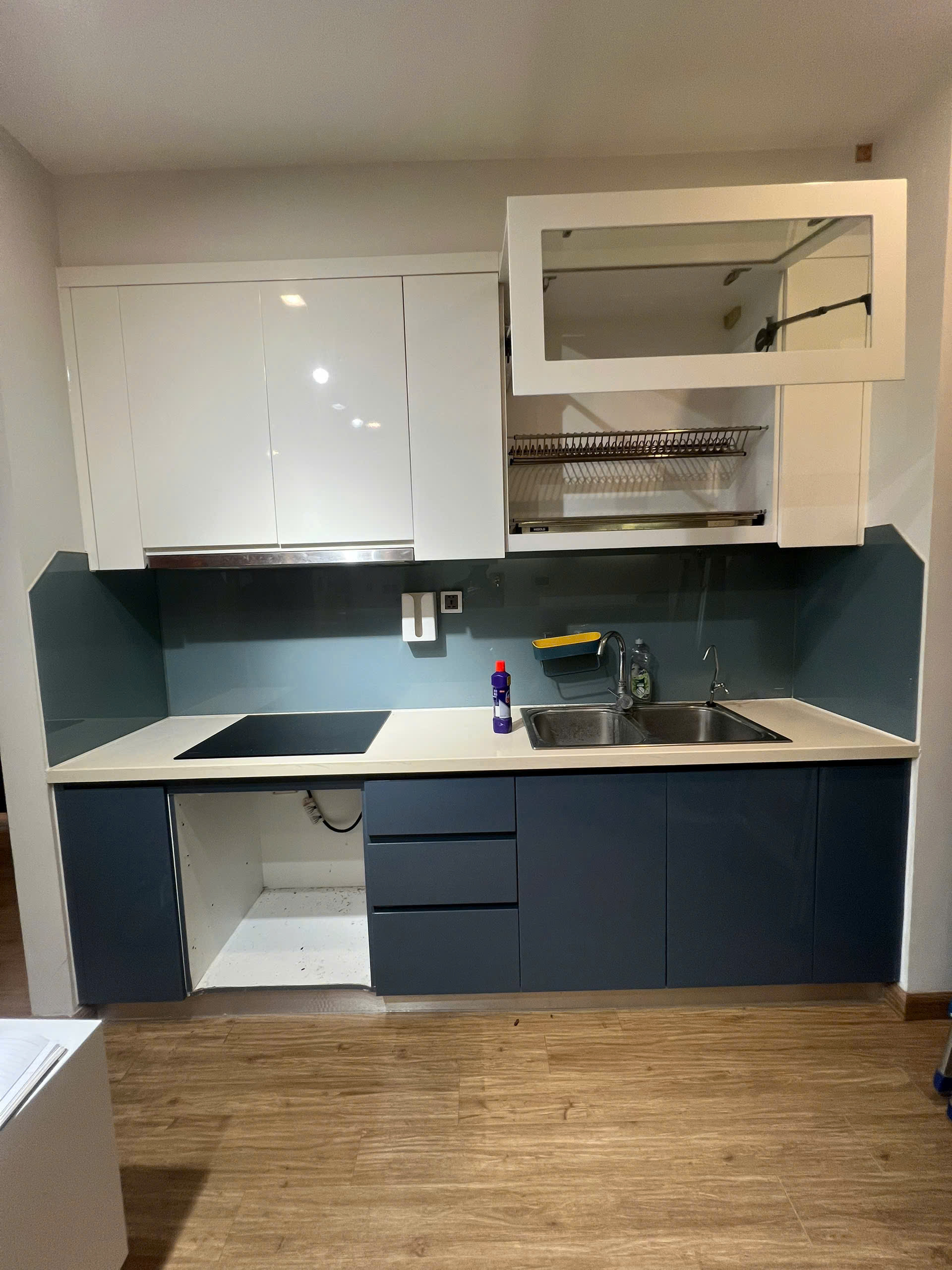 Tủ bếp xuống cấp do ẩm, ngậm nước.