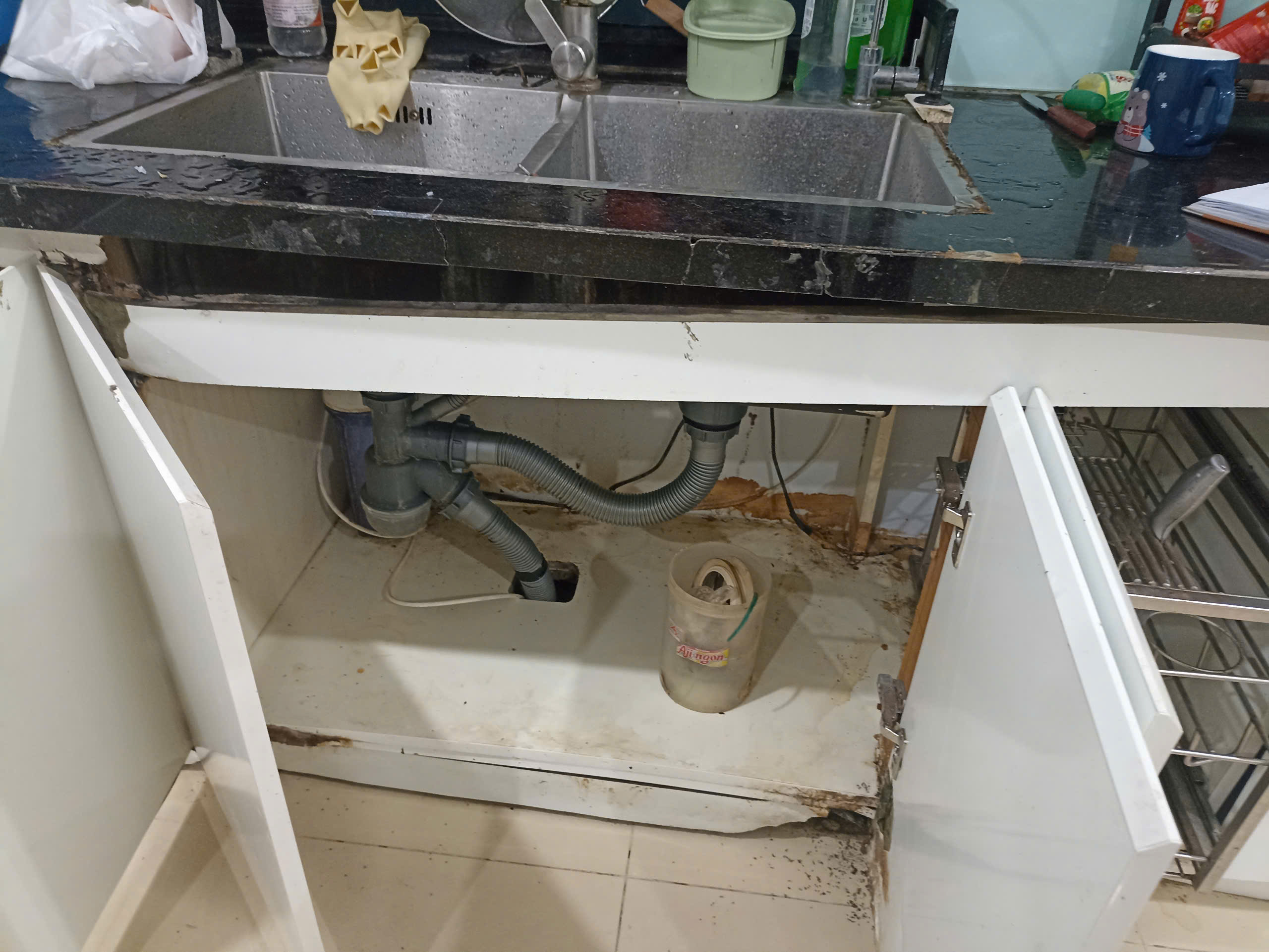 Tủ bếp xuống cấp do ẩm, ngậm nước.