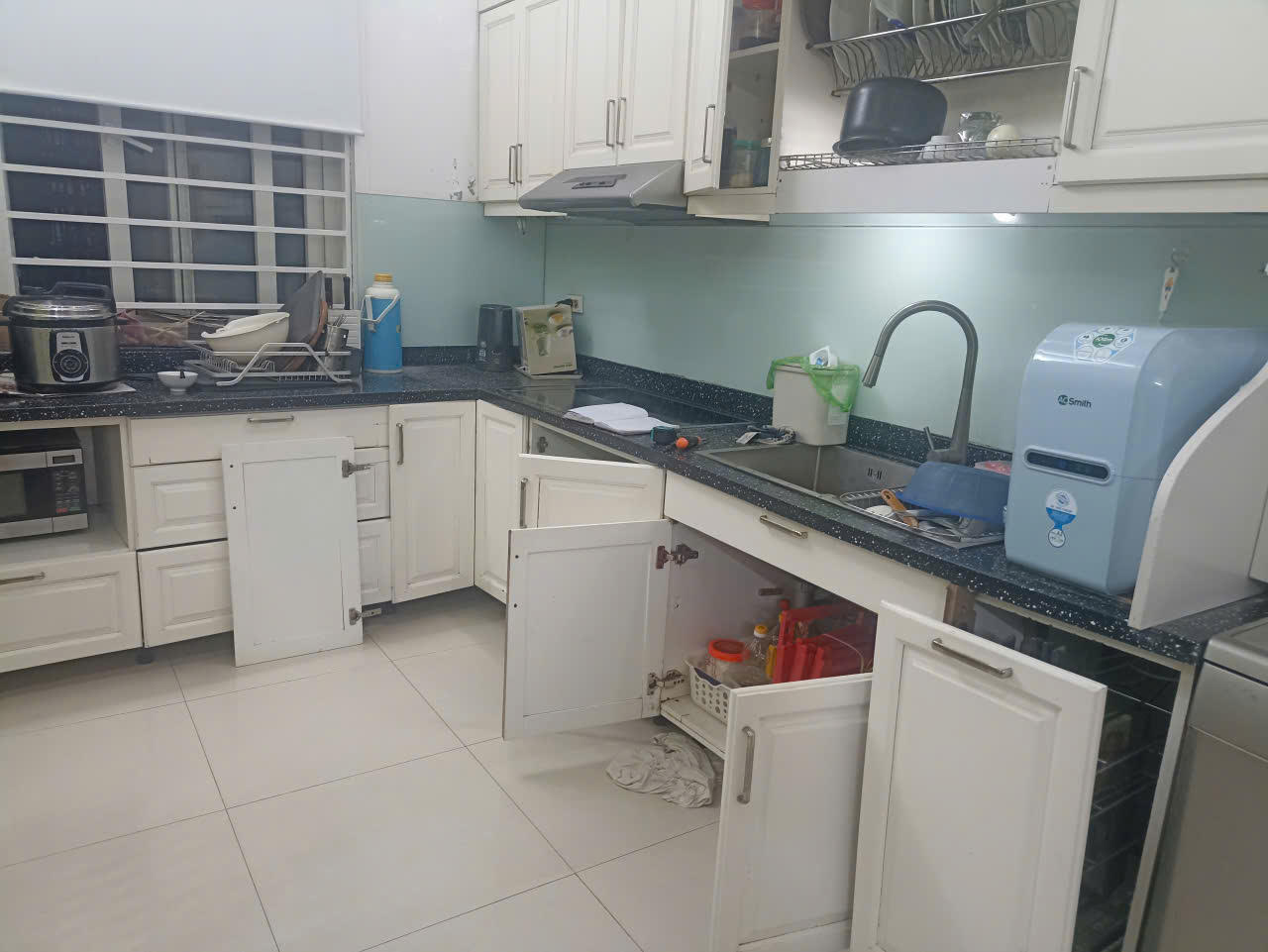 Tủ bếp bị ngấm nước, mục nát 1