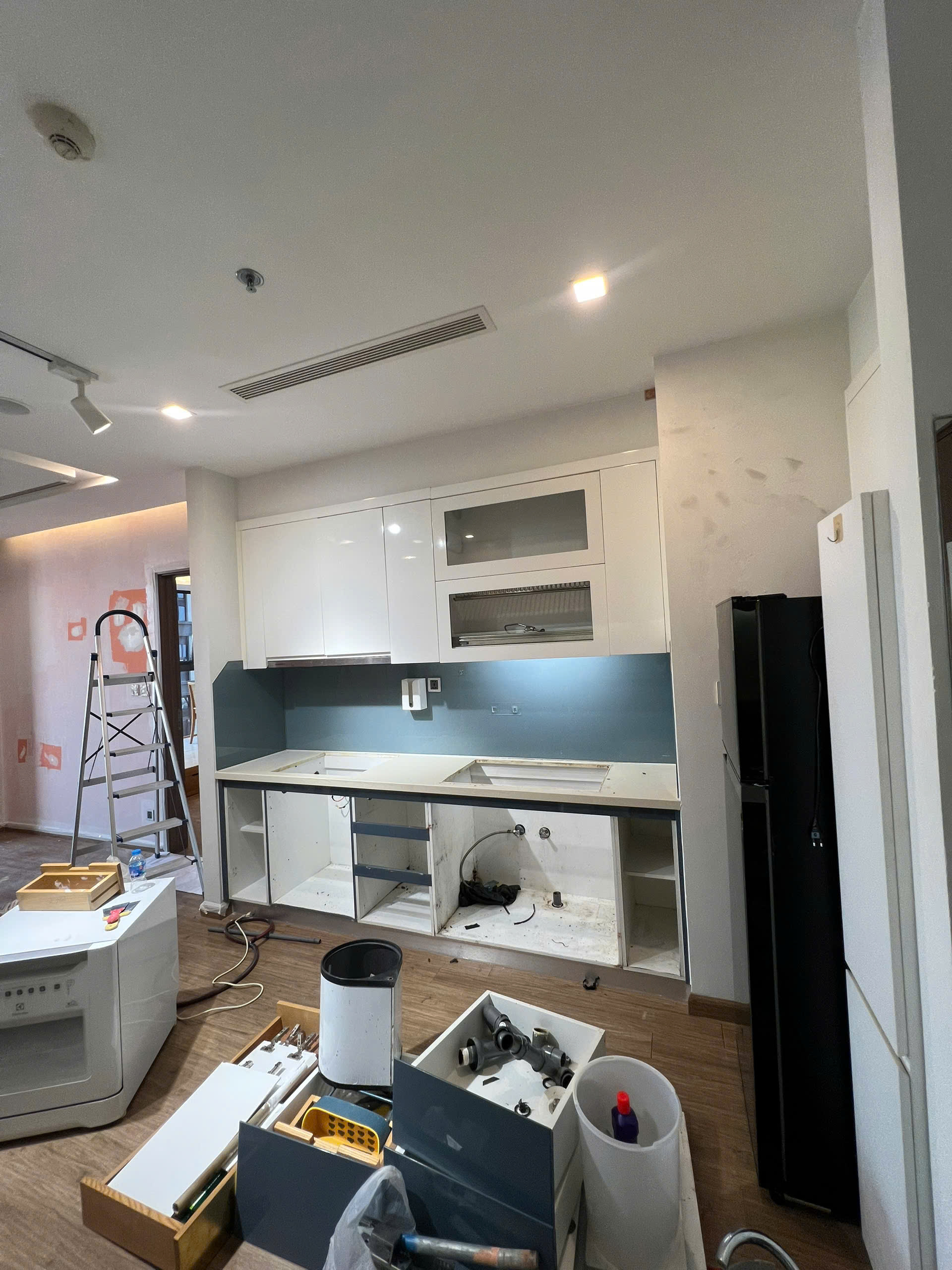 Tủ bếp xuống cấp do ẩm, ngậm nước. 2